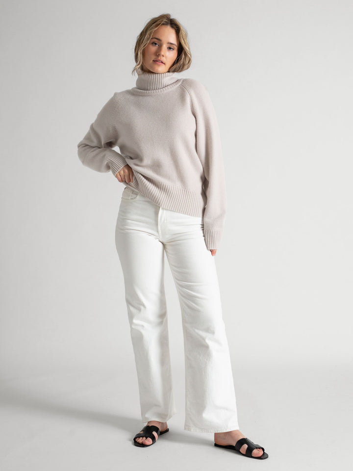 Turtle neck cashmere sweater Milano in 100% cashmere by Kashmna, color: Cold Creme. Scandinavian design.