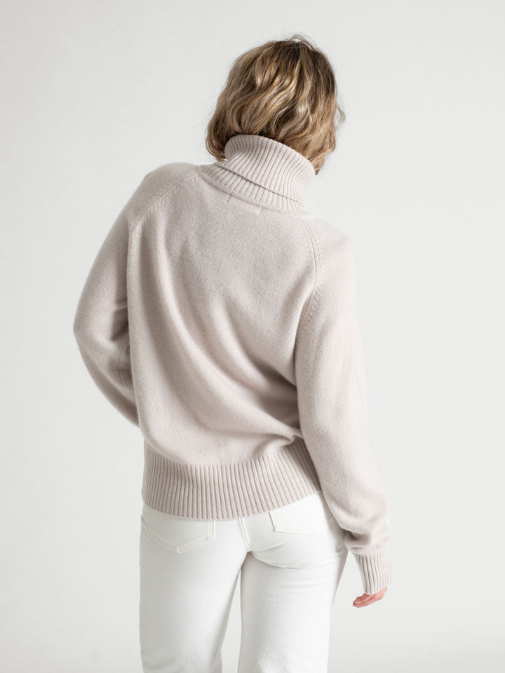 Turtle neck cashmere sweater Milano in 100% cashmere by Kashmna, color: Cold Creme. Scandinavian design.
