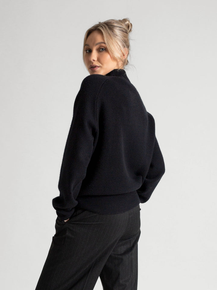Black cashmere sweater "snowflake" in 100% pure cashmere. Scandinavian design by Kashmina