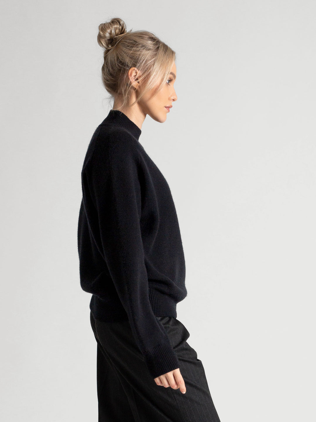 Black cashmere sweater "snowflake" in 100% pure cashmere. Scandinavian design by Kashmina