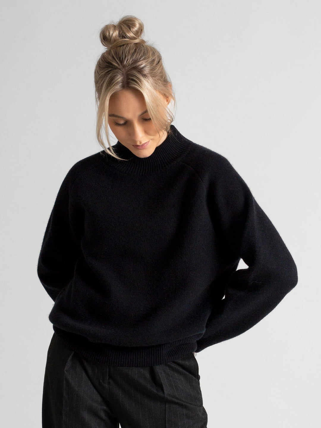 Black cashmere sweater "snowflake" in 100% pure cashmere. Scandinavian design by Kashmina