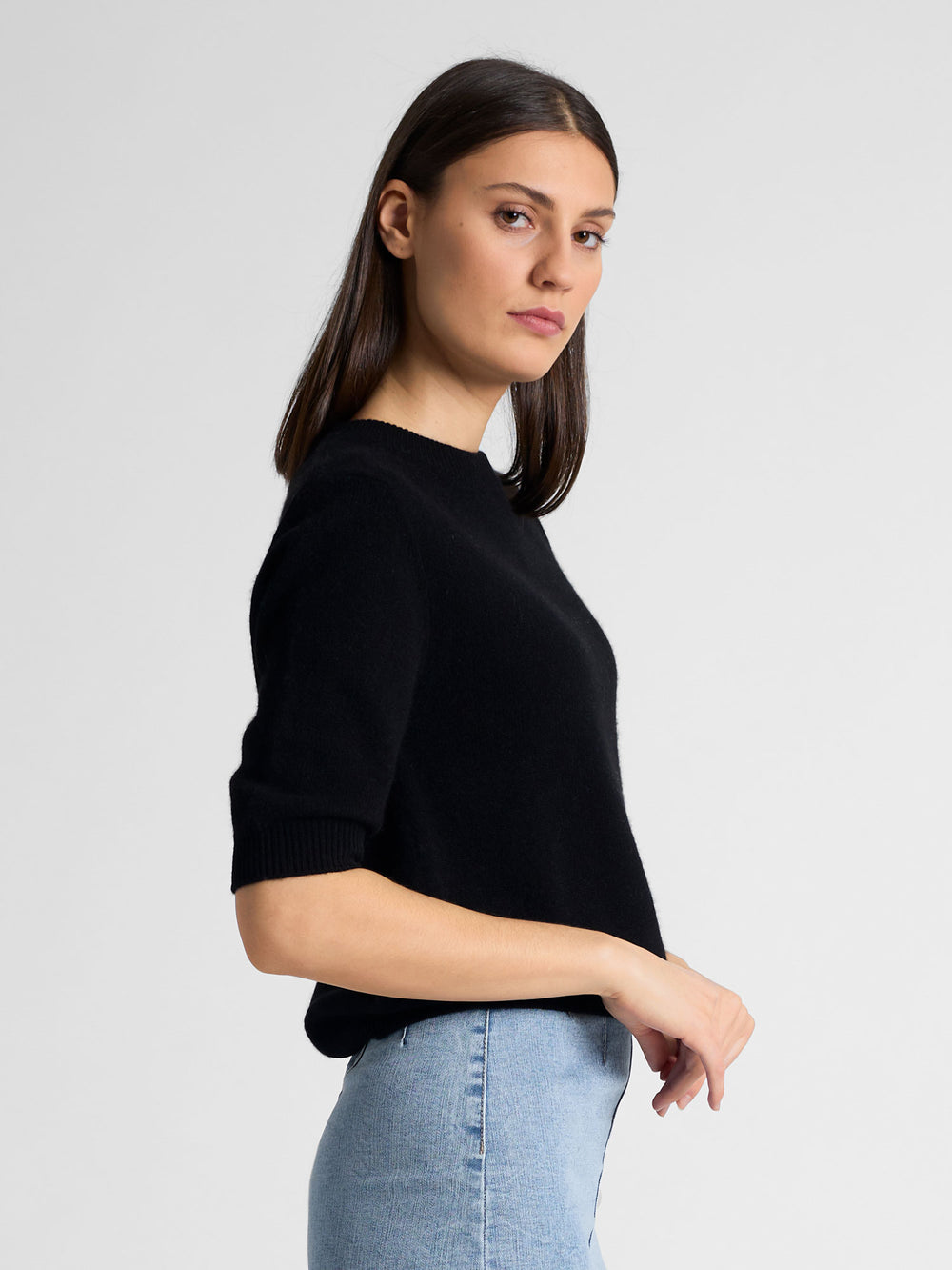 Short sleeved cashmere sweater "Aase" in 100% pure cashmere. Scandinavian design by Kashmina. Color: Black.