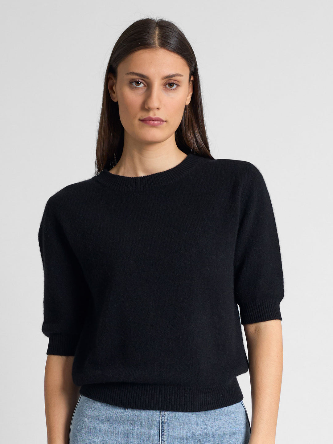 Short sleeved cashmere sweater "Aase" in 100% pure cashmere. Scandinavian design by Kashmina. Color: Black.