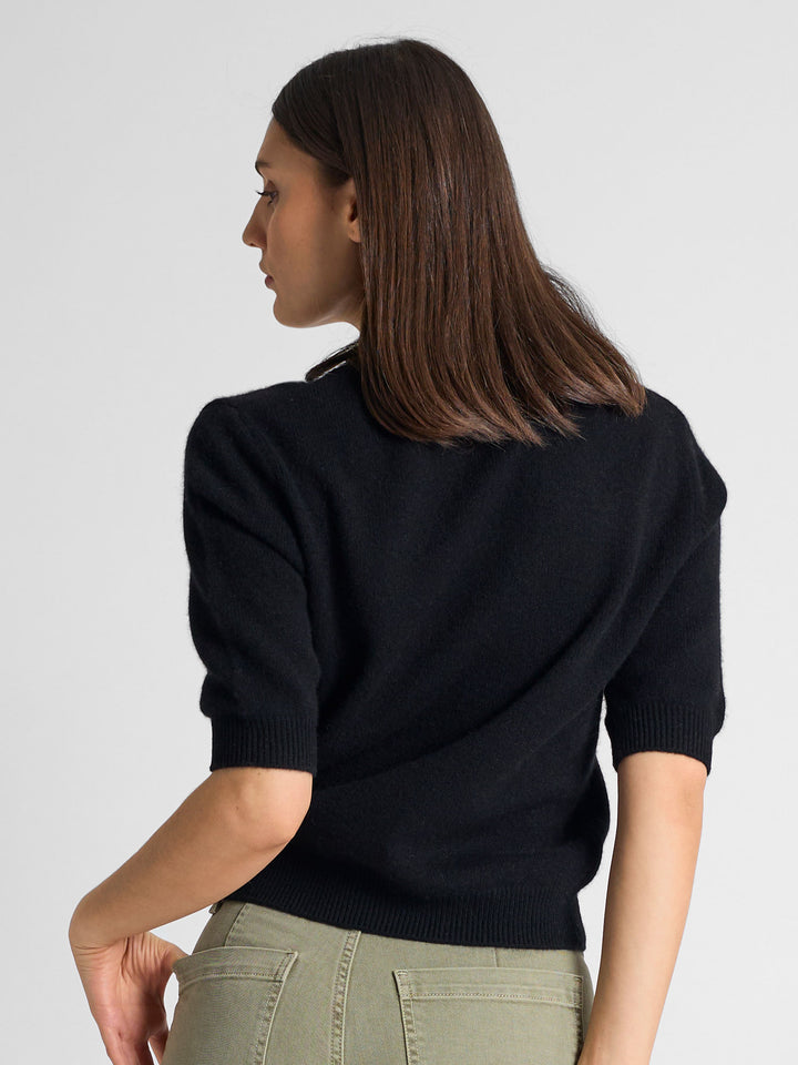Short sleeved cashmere sweater "Aase" in 100% pure cashmere. Scandinavian design by Kashmina. Color: Black.