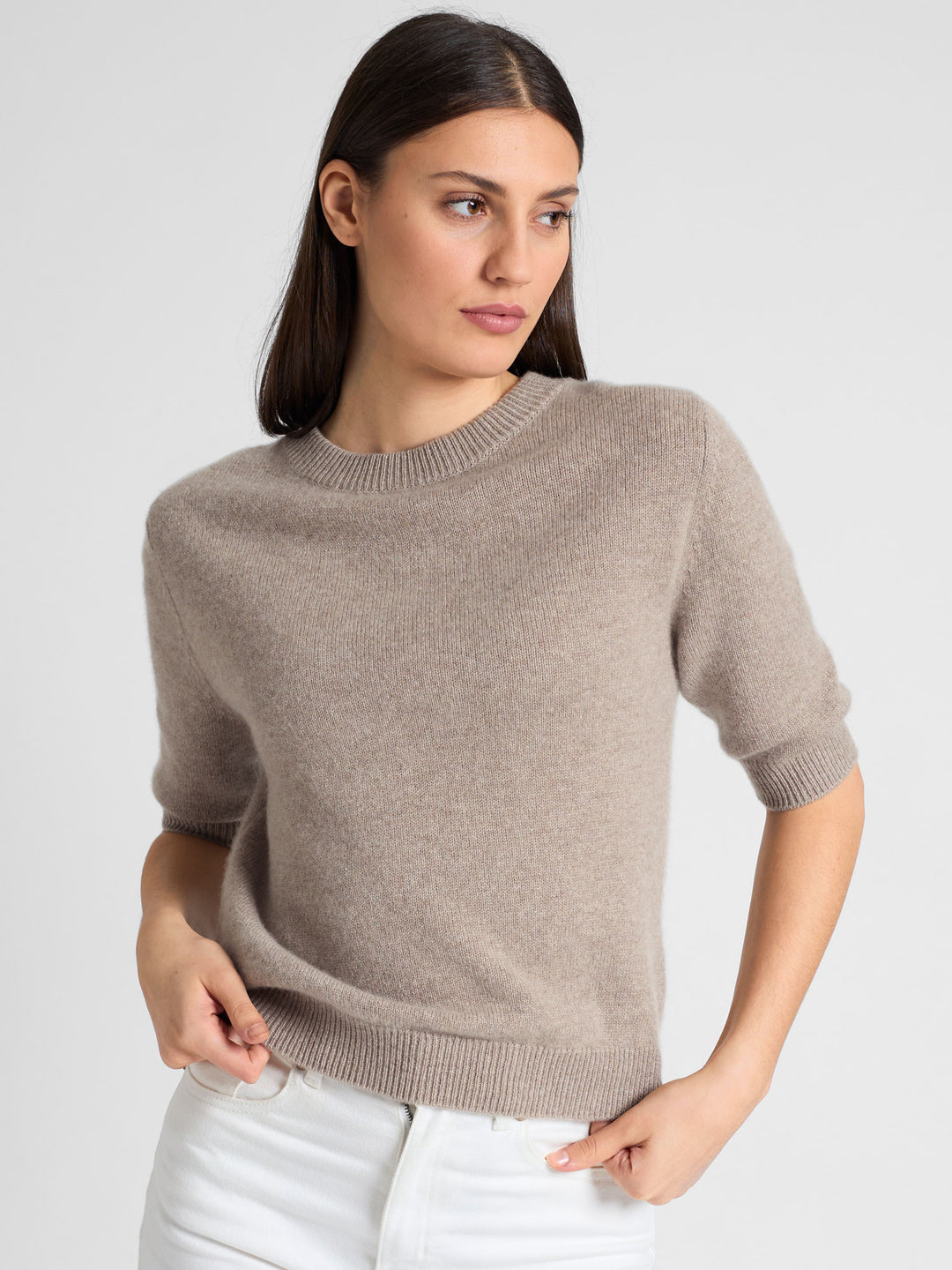 Short sleeved cashmere sweater "Aase" in 100% pure cashmere. Scandinavian design by Kashmina. Color: Toast.