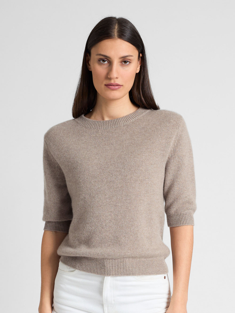 Short sleeved cashmere sweater "Aase" in 100% pure cashmere. Scandinavian design by Kashmina. Color: Toast.