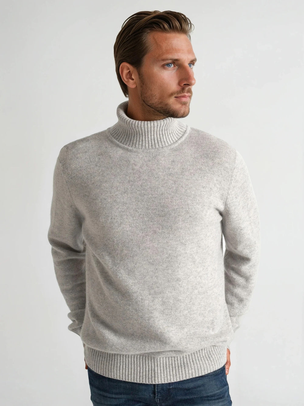 Turtle neck cashmere sweater in 100% pure cashmere. Scandinavian design by Kashmina. Color: Light Grey