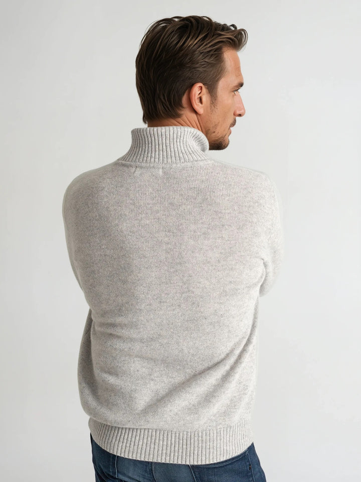 Turtle neck cashmere sweater in 100% pure cashmere. Scandinavian design by Kashmina. Color: Light Grey