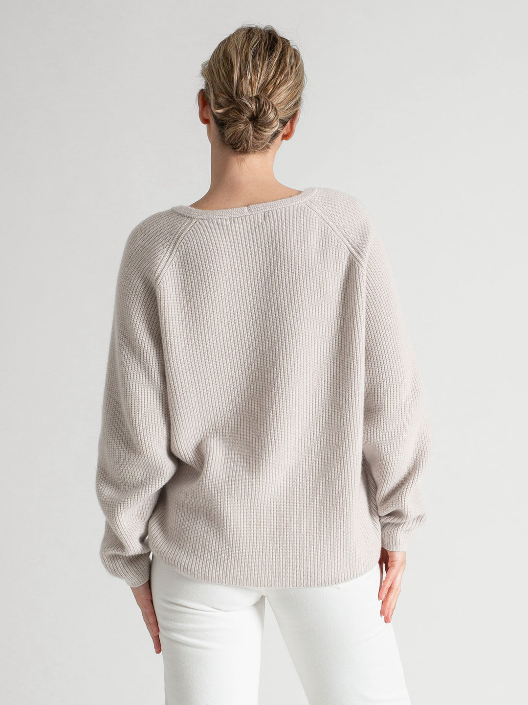 Rib knitted V-neck cashmere sweater in color: Cold Creme. 100% cashmere, Scandinavian design by Kashmina.