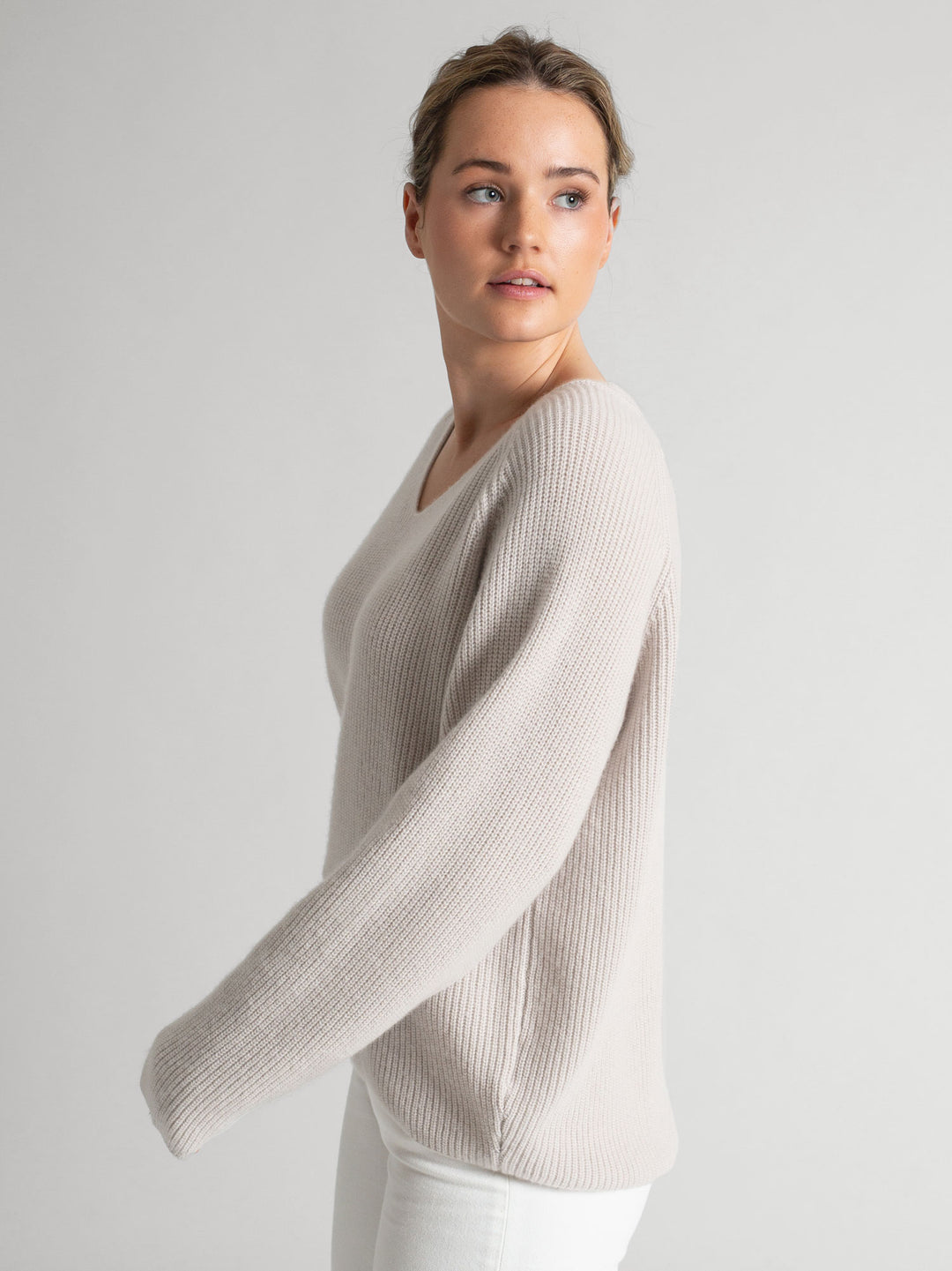 Rib knitted V-neck cashmere sweater in color: Cold Creme. 100% cashmere, Scandinavian design by Kashmina.