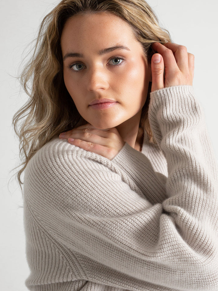 Rib knitted V-neck cashmere sweater in color: Cold Creme. 100% cashmere, Scandinavian design by Kashmina.