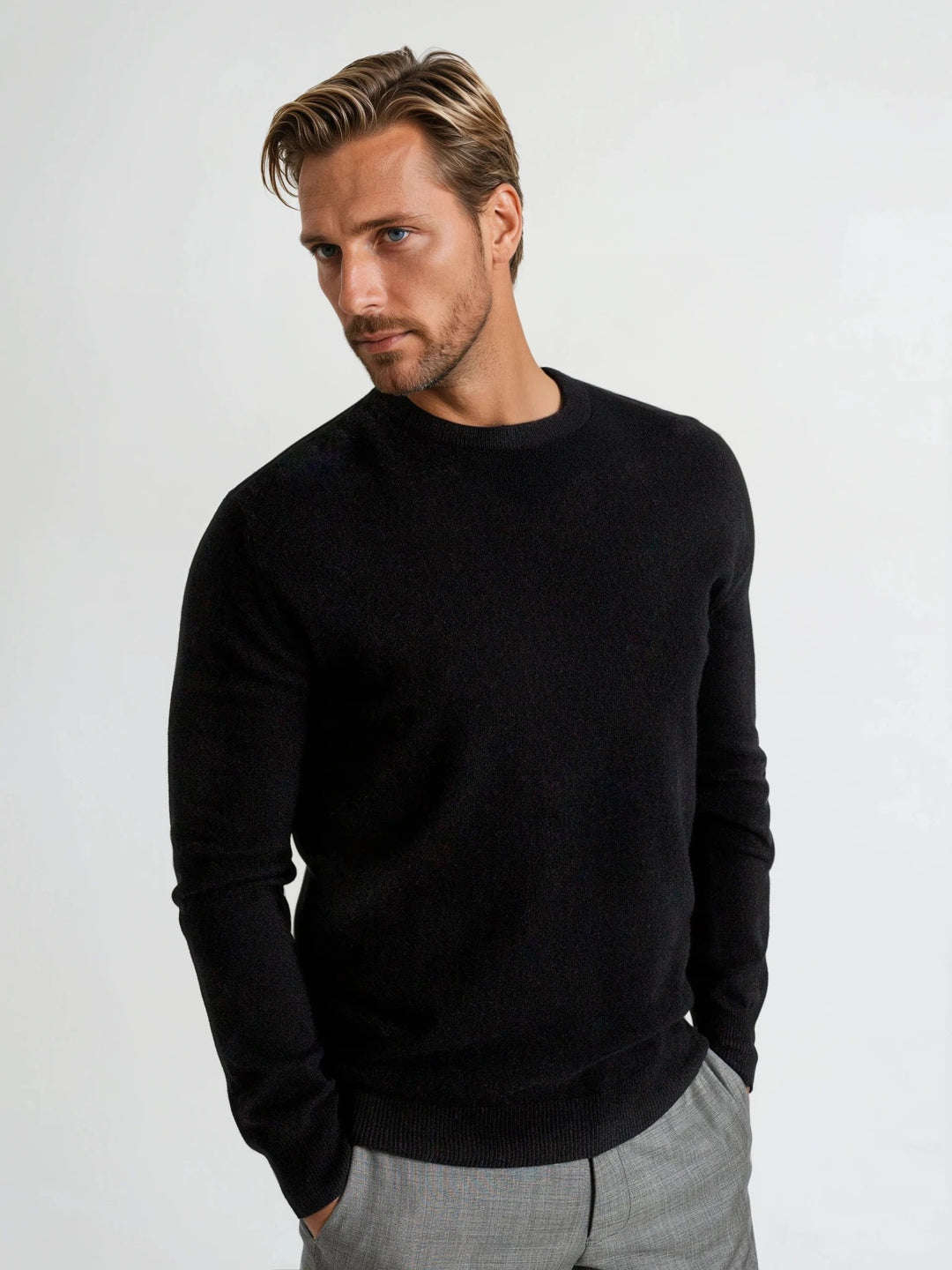 Black round neck cashmere sweater in 100% cashmere. Scandinavian design by Kashmina.