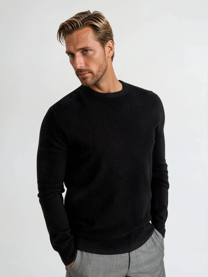 Black round neck cashmere sweater in 100% cashmere. Scandinavian design by Kashmina.