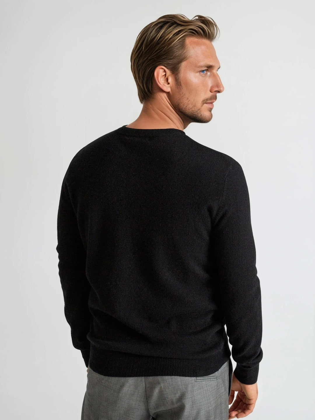 Black round neck cashmere sweater in 100% cashmere. Scandinavian design by Kashmina.