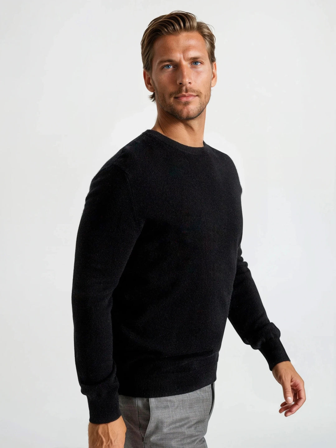 Black round neck cashmere sweater in 100% cashmere. Scandinavian design by Kashmina.