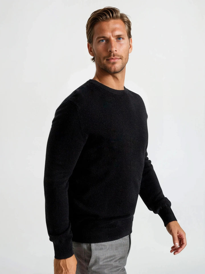 Black round neck cashmere sweater in 100% cashmere. Scandinavian design by Kashmina.