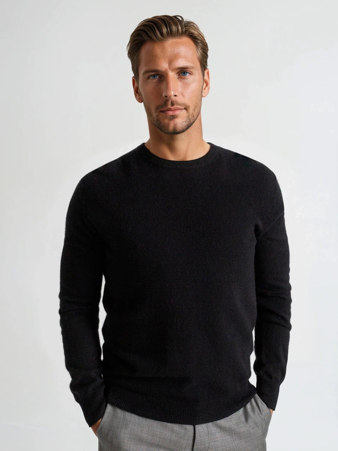 Black round neck cashmere sweater in 100% cashmere. Scandinavian design by Kashmina.