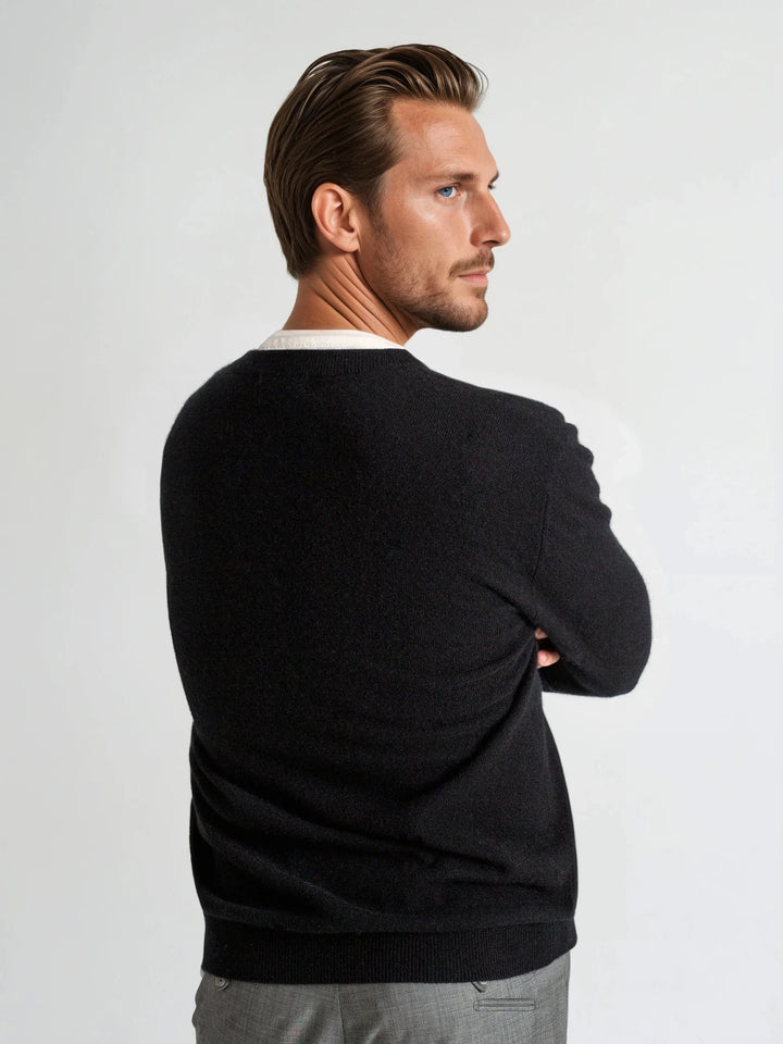 Black v-neck cashmere sweater in 100% cashmere. Scandinavian design by Kashmina.