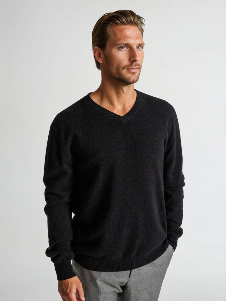 Black v-neck cashmere sweater in 100% cashmere. Scandinavian design by Kashmina.