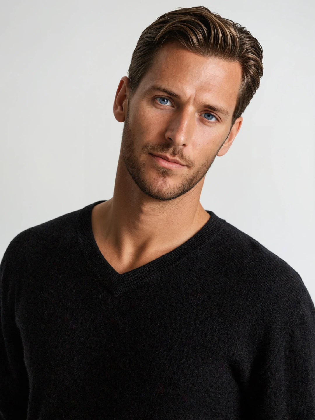 Black v-neck cashmere sweater in 100% cashmere. Scandinavian design by Kashmina.