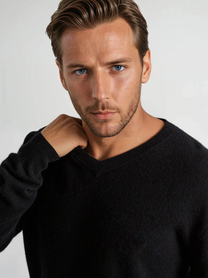 Black v-neck cashmere sweater in 100% cashmere. Scandinavian design by Kashmina.