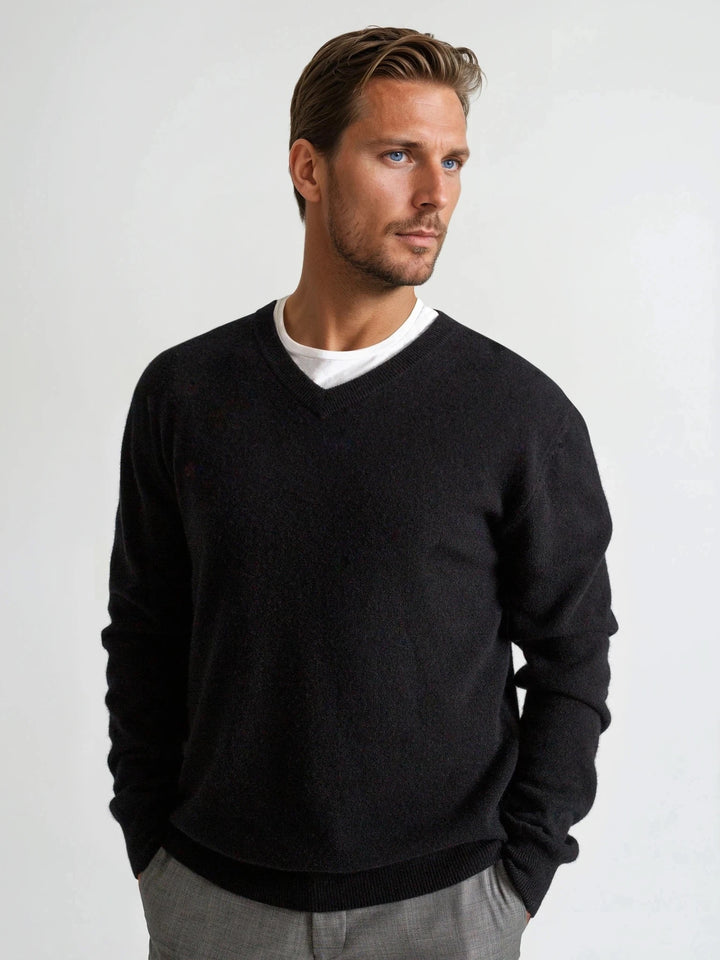 Black v-neck cashmere sweater in 100% cashmere. Scandinavian design by Kashmina.