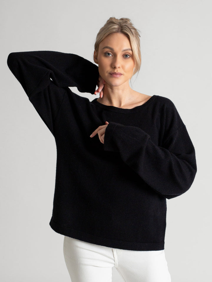 Wide neck cashmere sweater, in 100% pure cashmere. Scandinavian design by Kashmina. Color: Black.