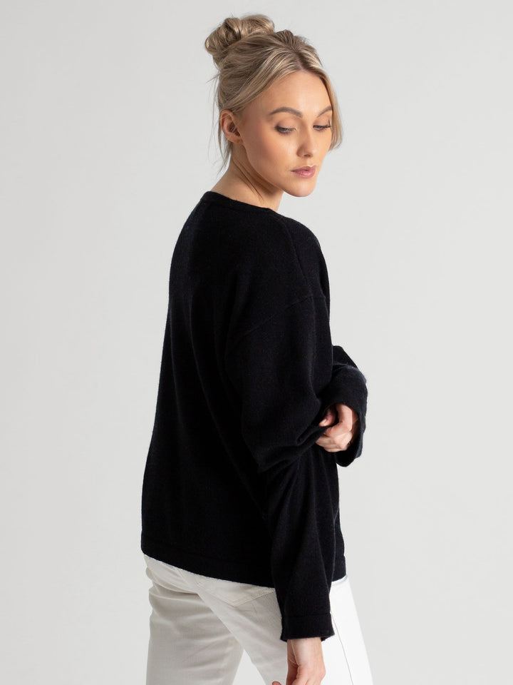 Wide neck cashmere sweater, in 100% pure cashmere. Scandinavian design by Kashmina. Color: Black.
