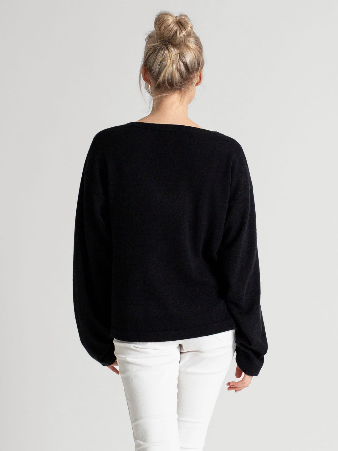 Wide neck cashmere sweater, in 100% pure cashmere. Scandinavian design by Kashmina. Color: Black.