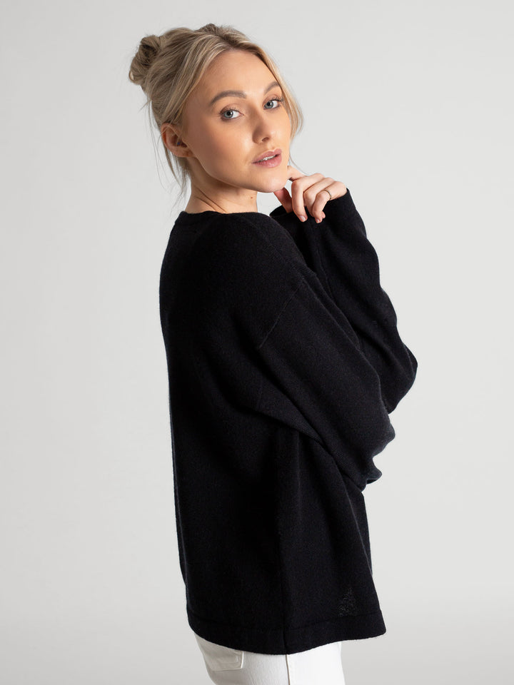 Wide neck cashmere sweater, in 100% pure cashmere. Scandinavian design by Kashmina. Color: Black.