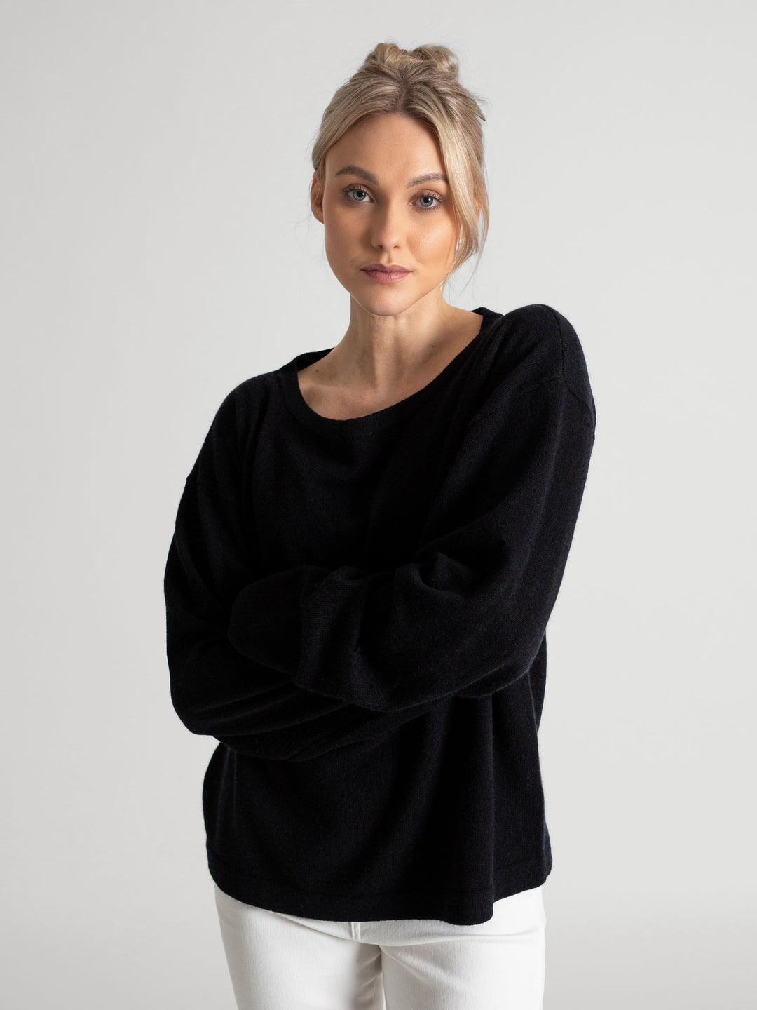 Wide neck cashmere sweater, in 100% pure cashmere. Scandinavian design by Kashmina. Color: Black.