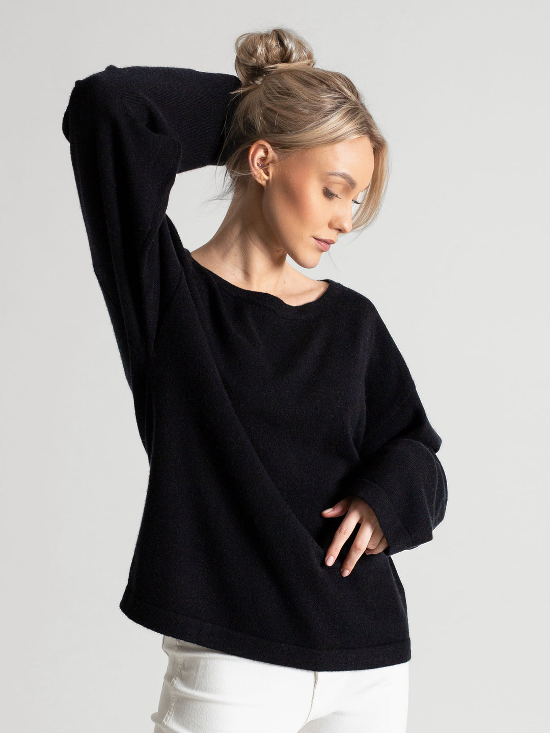 Wide neck cashmere sweater, in 100% pure cashmere. Scandinavian design by Kashmina. Color: Black.