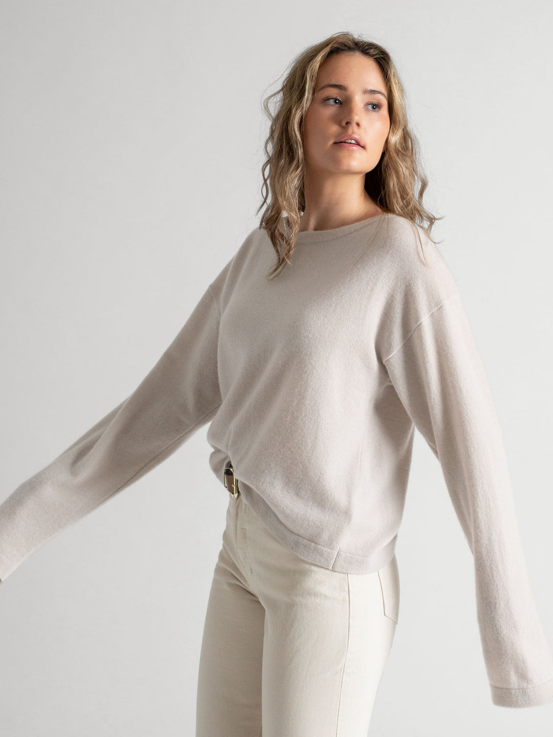 Wide neck cashmere sweater, in 100% pure cashmere. Scandinavian design by Kashmina. Color: Cold Creme.