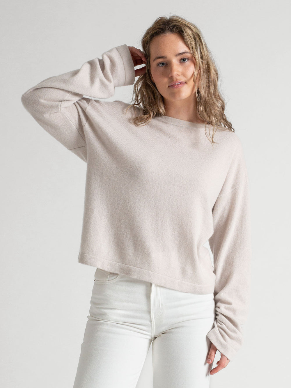 Wide neck cashmere sweater, in 100% pure cashmere. Scandinavian design by Kashmina. Color: Cold Creme.