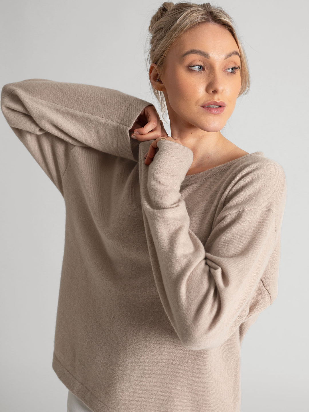 Wide neck cashmere sweater, in 100% pure cashmere. Scandinavian design by Kashmina. Color: Feather.