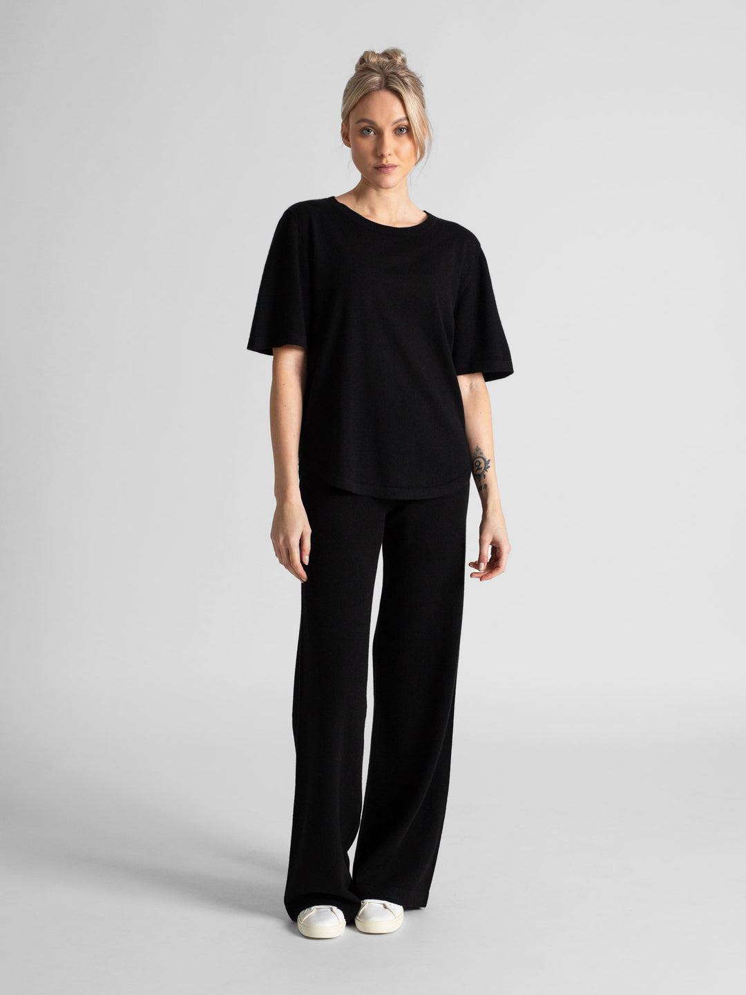 Cashmere t-shirt "Airy" in 100% pure cashmere. Color: Black. Scandinavian design by Kashmina.