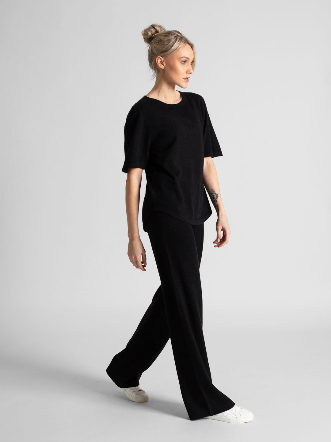 Cashmere t-shirt "Airy" in 100% pure cashmere. Color: Black. Scandinavian design by Kashmina.