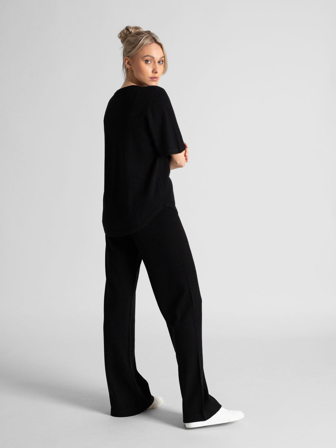 Cashmere t-shirt "Airy" in 100% pure cashmere. Color: Black. Scandinavian design by Kashmina.