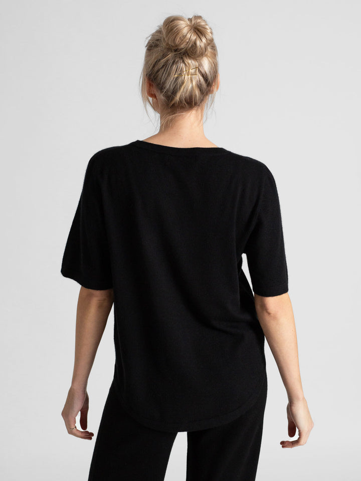 Cashmere t-shirt "Airy" in 100% pure cashmere. Color: Black. Scandinavian design by Kashmina.