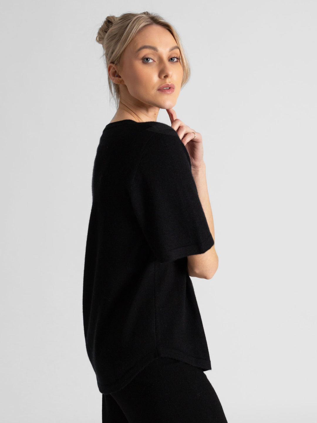 Cashmere t-shirt "Airy" in 100% pure cashmere. Color: Black. Scandinavian design by Kashmina.