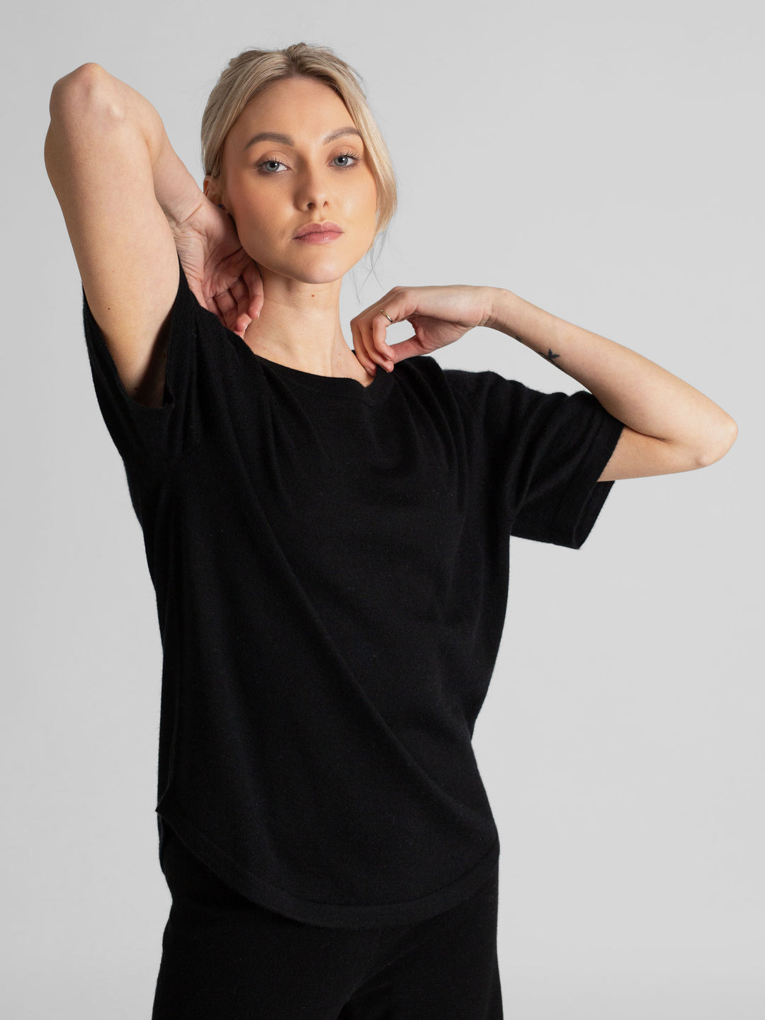 Cashmere t-shirt "Airy" in 100% pure cashmere. Color: Black. Scandinavian design by Kashmina.