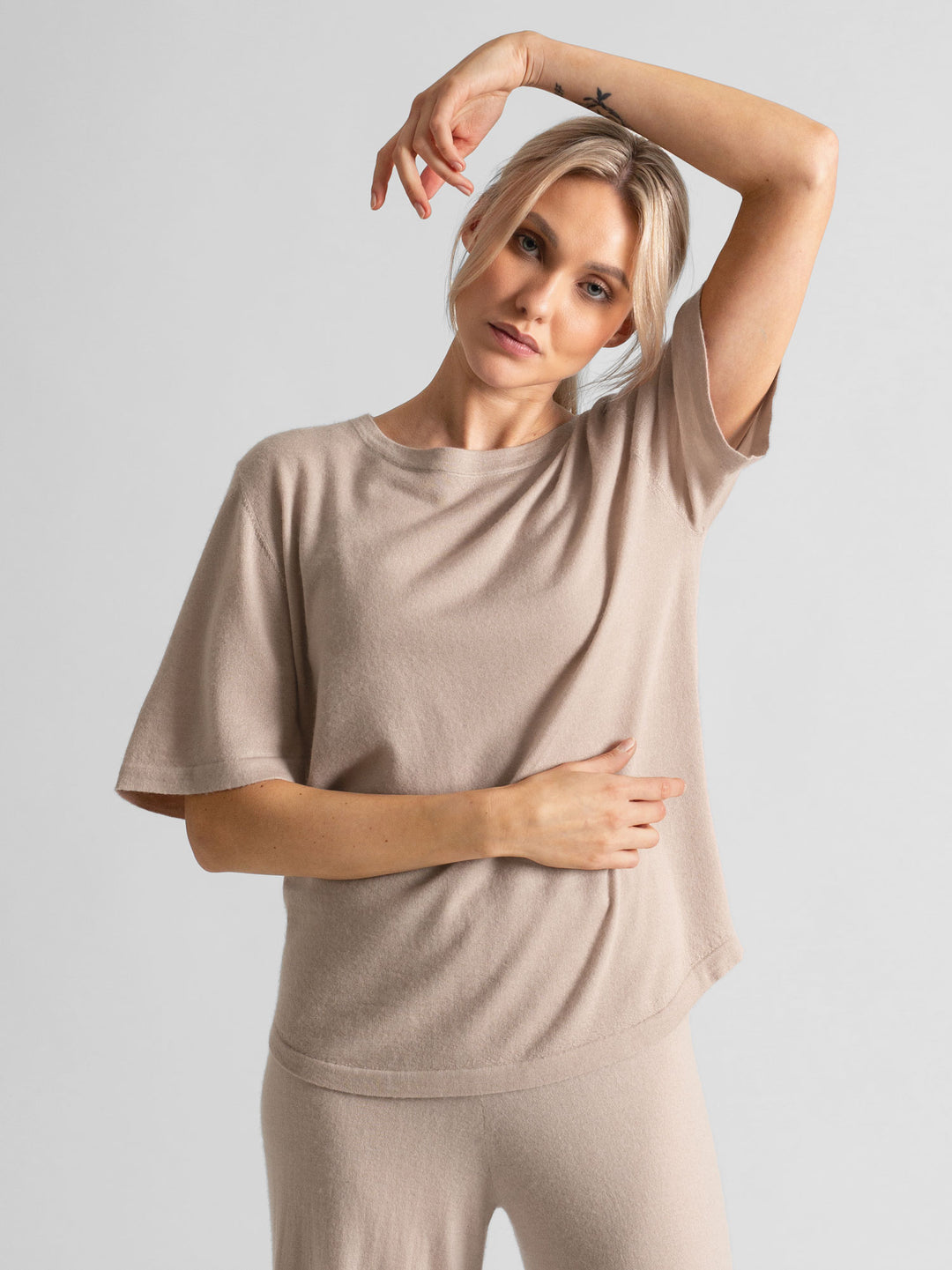 Cashmere t-shirt "Airy" in 100% pure cashmere. Color: Feather. Scandinavian design by Kashmina. 