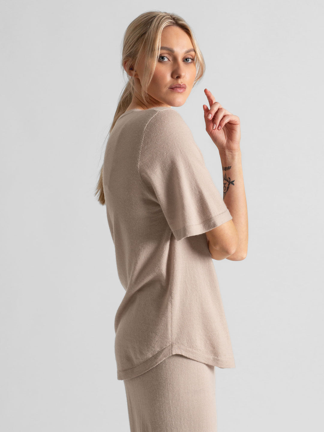 Cashmere t-shirt "Airy" in 100% pure cashmere. Color: Feather. Scandinavian design by Kashmina. 