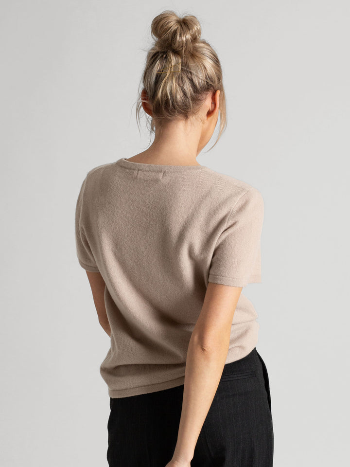 cashmere t-shirt tee shirt sustainable fashion luxury quality norwegian design. Color: Feather.