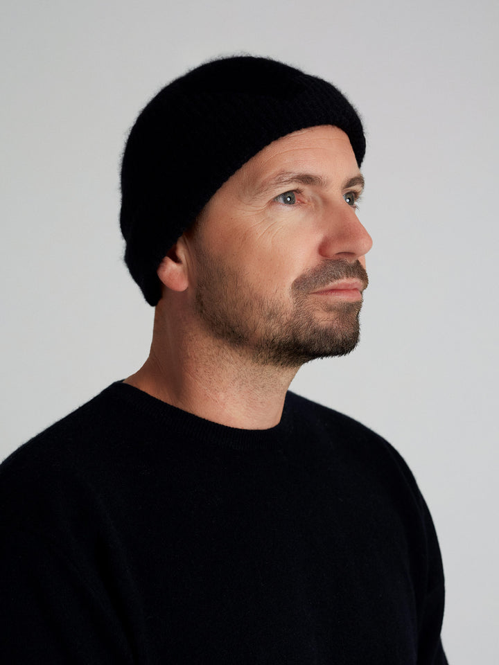 Cashmere beanie for men "Brage" in 100% pure cashmere. Scandinavian design by Kashmina. Color: Black.