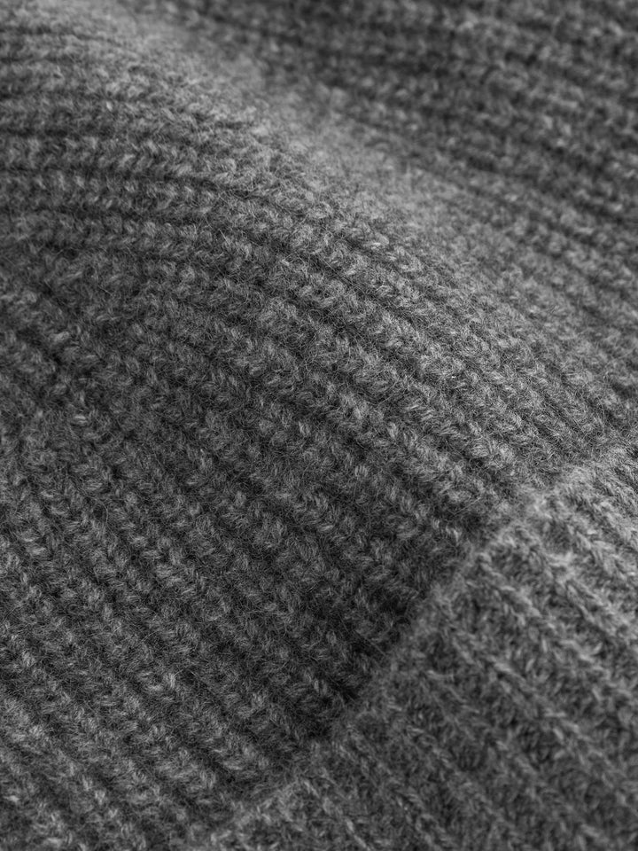 Cashmere beanie for men "Brage" in 100% pure cashmere. Scandinavian design by Kashmina. Color: dark grey.