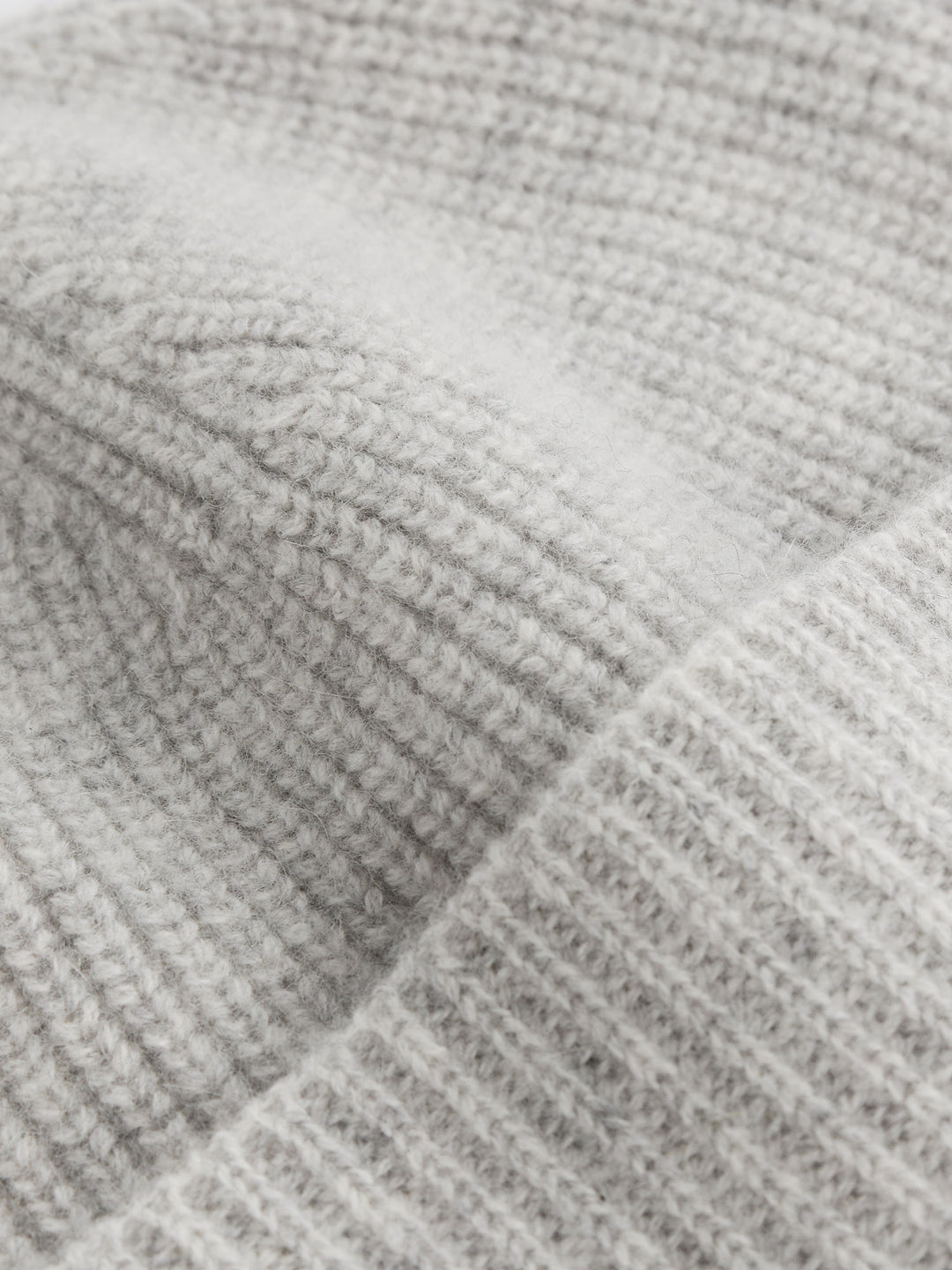 Cashmere beanie for men "Brage" in 100% pure cashmere. Scandinavian design by Kashmina. Color: light grey.