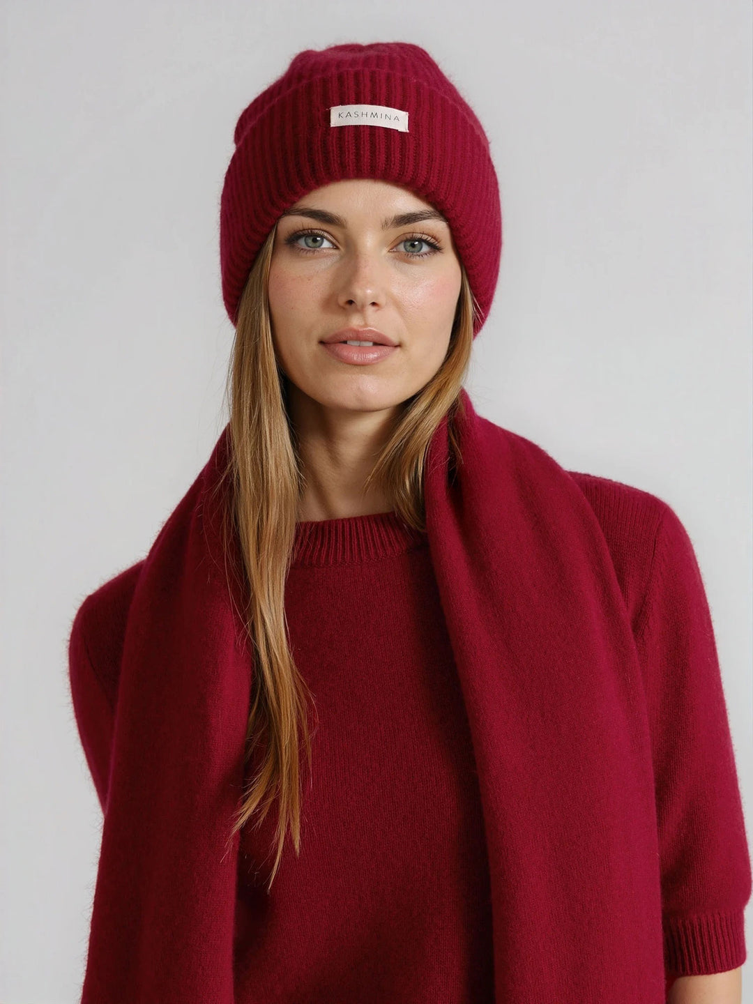 Cashmere beanie in 100% pure cashmere. Scandinavian design by Kashmina. Color: Aroma Red.