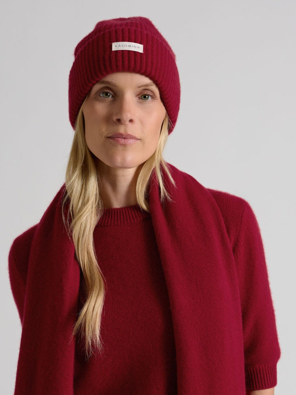 Cashmere beanie in 100% pure cashmere. Scandinavian design by Kashmina. Color: Aroma Red.