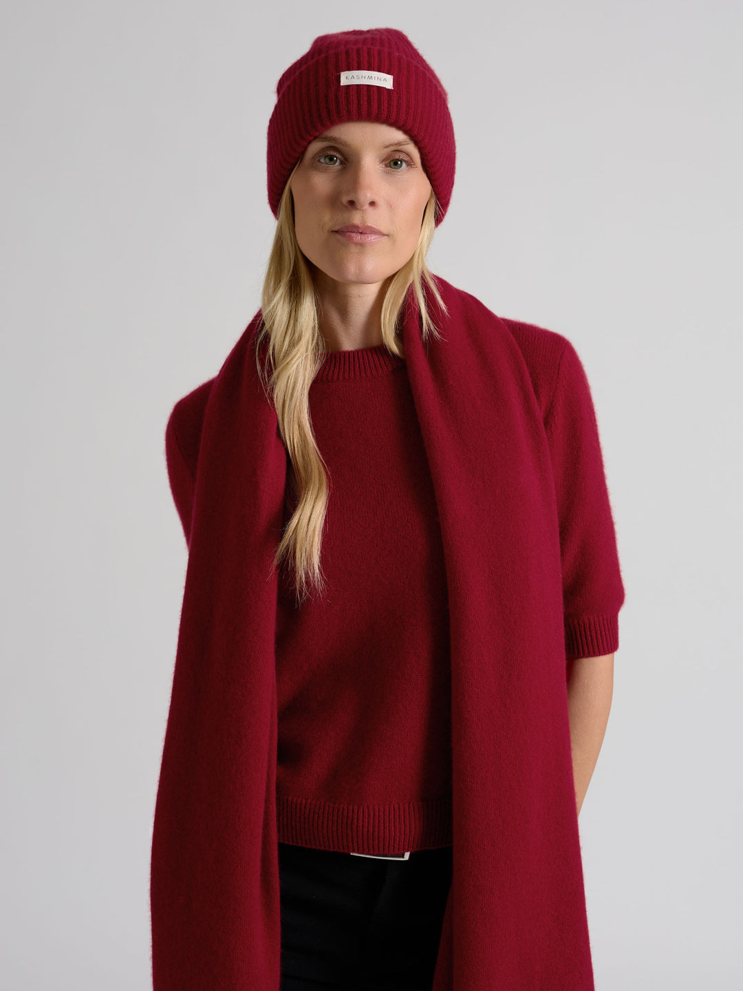 Light cashmere scarf "Flow" in 100% pure cashmere. Scandinavian design by Kashmina. Color: Aroma Red.